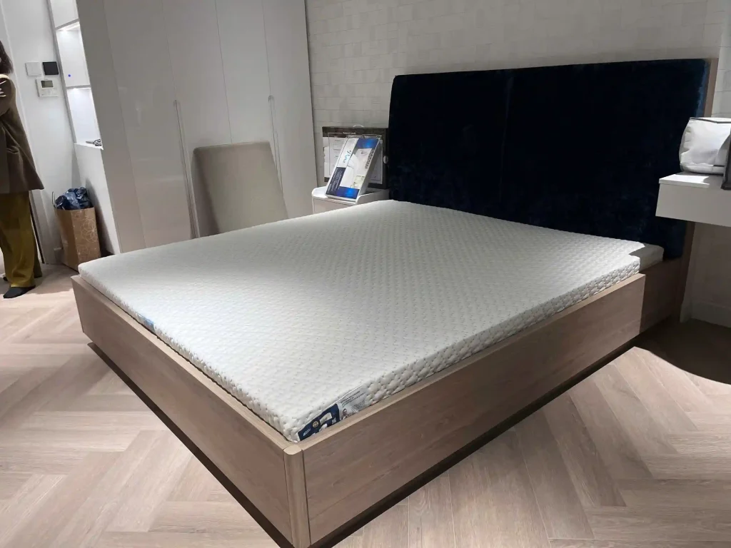 Nệm Kymdan Cho Người Lớn Tuổi – Món Quà Sức Khỏe Ý Nghĩa Mùa Vu Lan 6 Tặng nệm cho cha mẹ lớn tuổi vì vậy không đơn thuần là tặng một món đồ nội thất. Đó là cách con cái chăm sóc nơi cha mẹ nghỉ ngơi mỗi ngày. Mỗi đêm cha mẹ nằm xuống dễ chịu hơn, món quà đó lại tiếp tục có ý nghĩa.