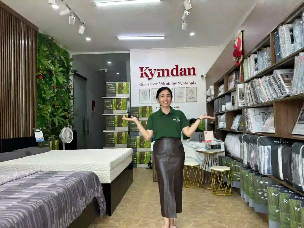 Hà Nội mua nệm Kymdan chính hãng ở đâu cho yên tâm? Ghé Yêu Nệm 136 Võ Chí Công, Tây Hồ, anh/chị sẽ được nằm thử, tư vấn đúng dòng nệm, kiểm tra hàng chính hãng và đảm bảo quyền lợi bảo hành rõ ràng.