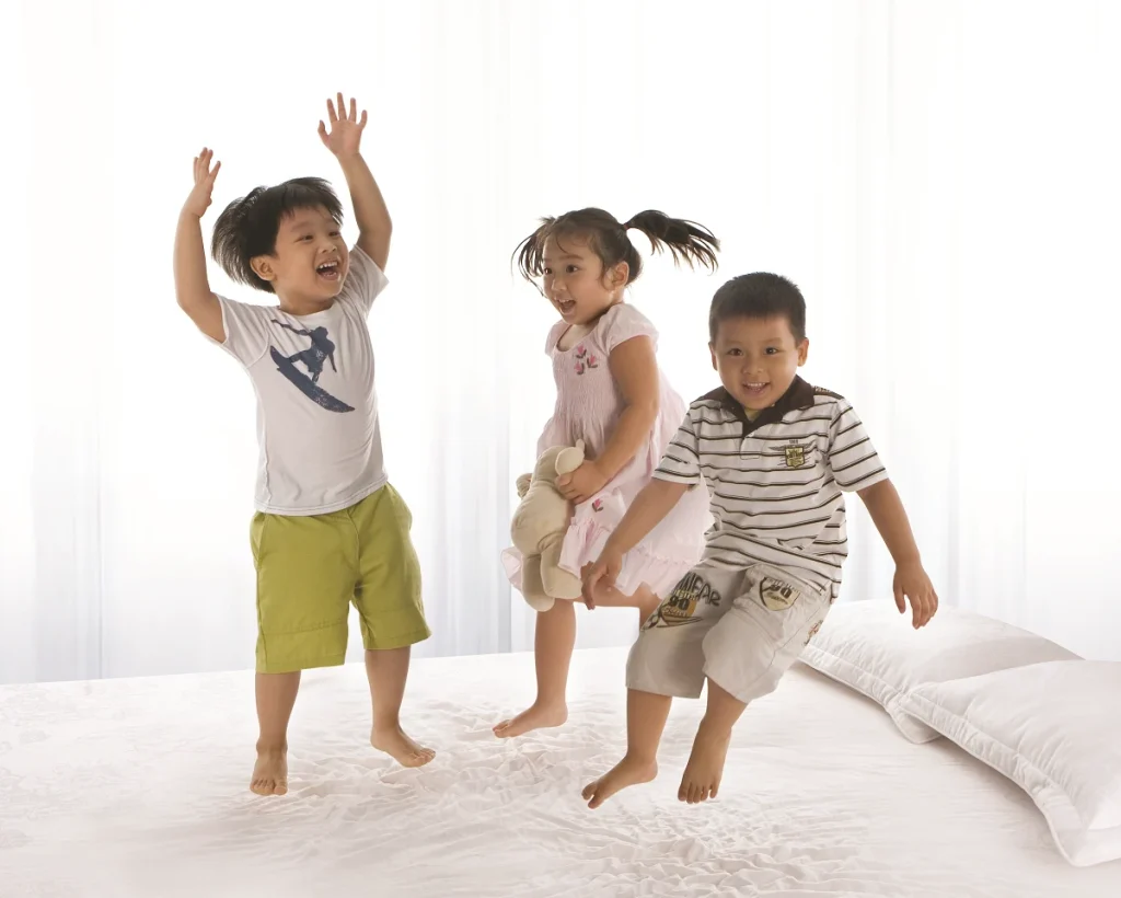 Dùng nệm Kymdan cho trẻ em có phù hợp không? Cách Chọn Nệm An Toàn Cho Bé 5 Trẻ em vui đùa, chạy hay nhún nhảy trên nệm Kymdan hoàn toàn không làm hỏng hay ảnh hưởng đến tuổi thọ của nệm