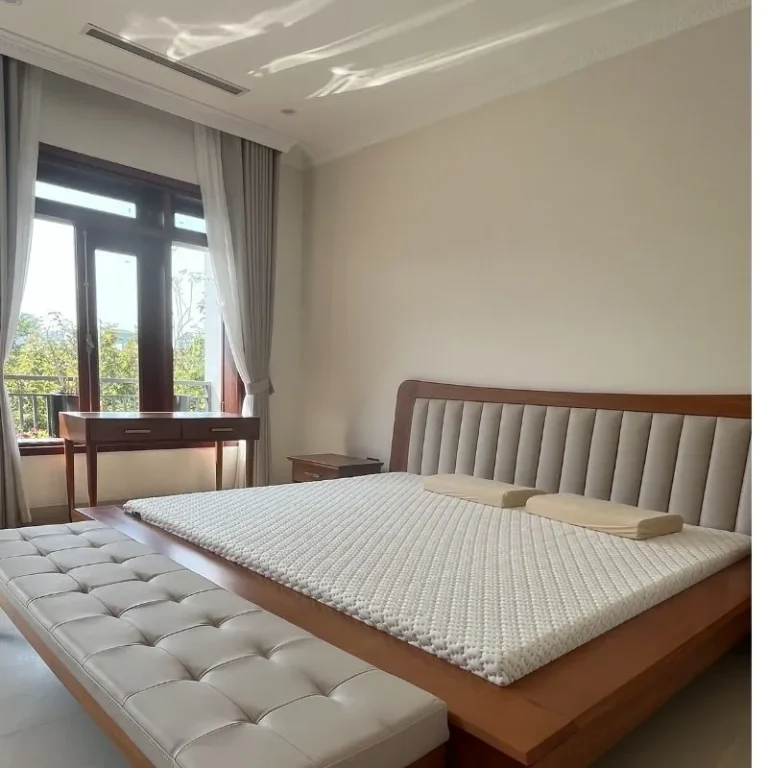 Nệm Kymdan Deluxe 5cm phù hợp hơn nếu anh chị cần một tấm nệm mỏng để nằm thường xuyên. Dòng này có cấu trúc nguyên tấm, không gấp khúc, nên cảm giác nằm ổn định hơn