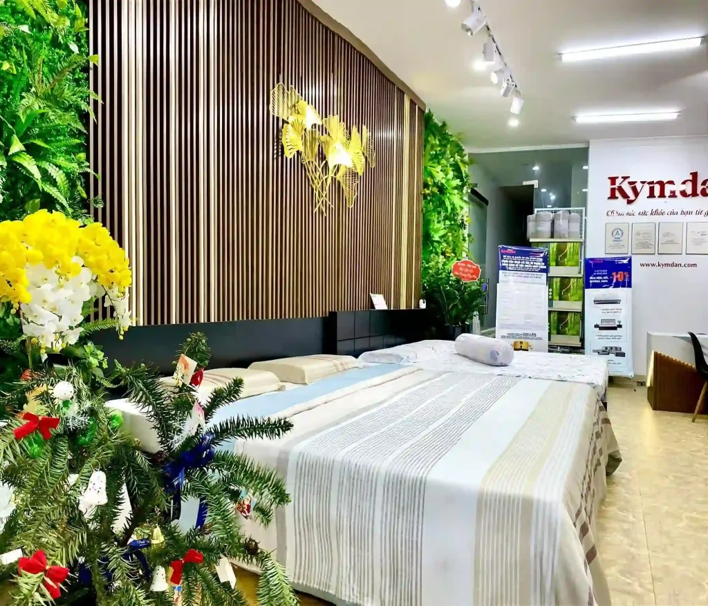 Chi Phí Mua Nệm Cho Nhà Mới: Kinh Nghiệm Chọn Cho Từng Không Gian 5 Không gian bên trong showroom Kymdan Yêu Nệm Hà Nội