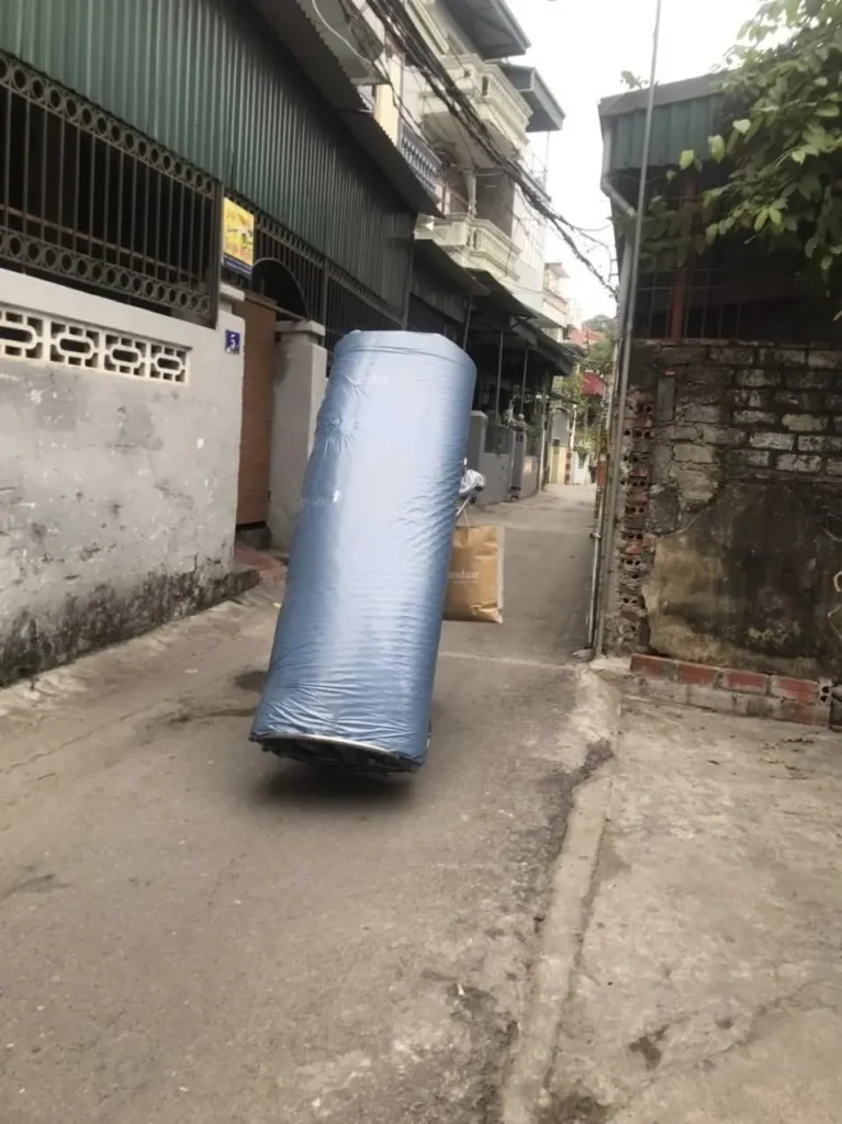 Vận Chuyển Nệm Kymdan Khổ Lớn: 7 Thắc Mắc Trước Khi Đặt Hàng 3 Nệm được cuộn trong bao PE bảo vệ trong quá trình vận chuyển từ kho Kymdan đến tay Khách hàng