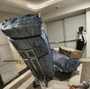 Mua Nệm Kymdan 2m2 Ở Đâu Chính Hãng, Giao Tận Nhà? 6 Yêu Nệm - Vận chuyển nệm Kymdan cuộn gọn lên căn hộ cao cấp bằng thang máy