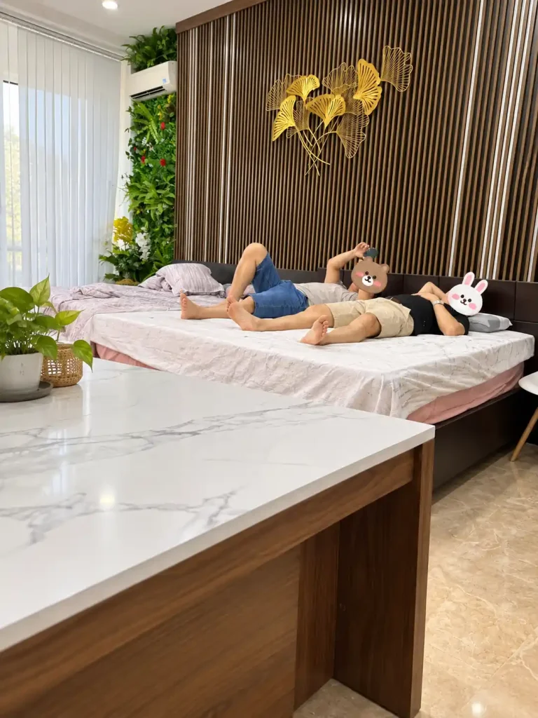 Nệm Kymdan Tại Tây Ninh: Mua Ở Đâu Chính Hãng, Giao Tận Nhà? 2 Khách hàng đang trải nghiệm nệm Kymdan tại showroom của Yêu Nệm