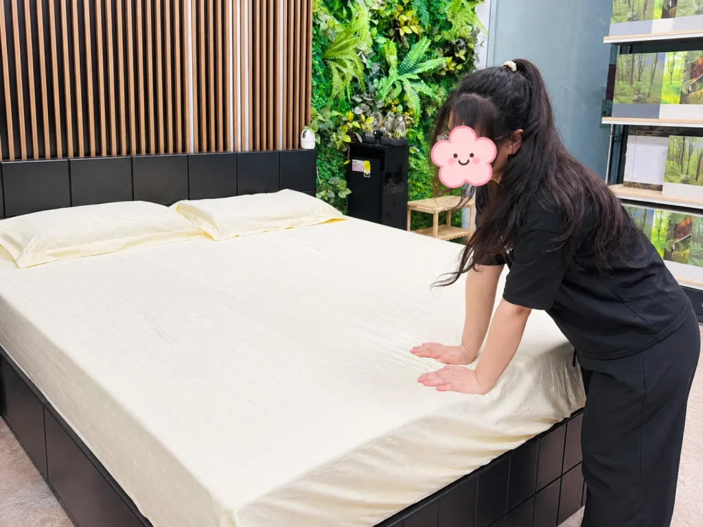 Không nên chỉ dùng tay ấn vào nệm vì như vậy sẽ không cảm nhận được hết sự đàn hồi